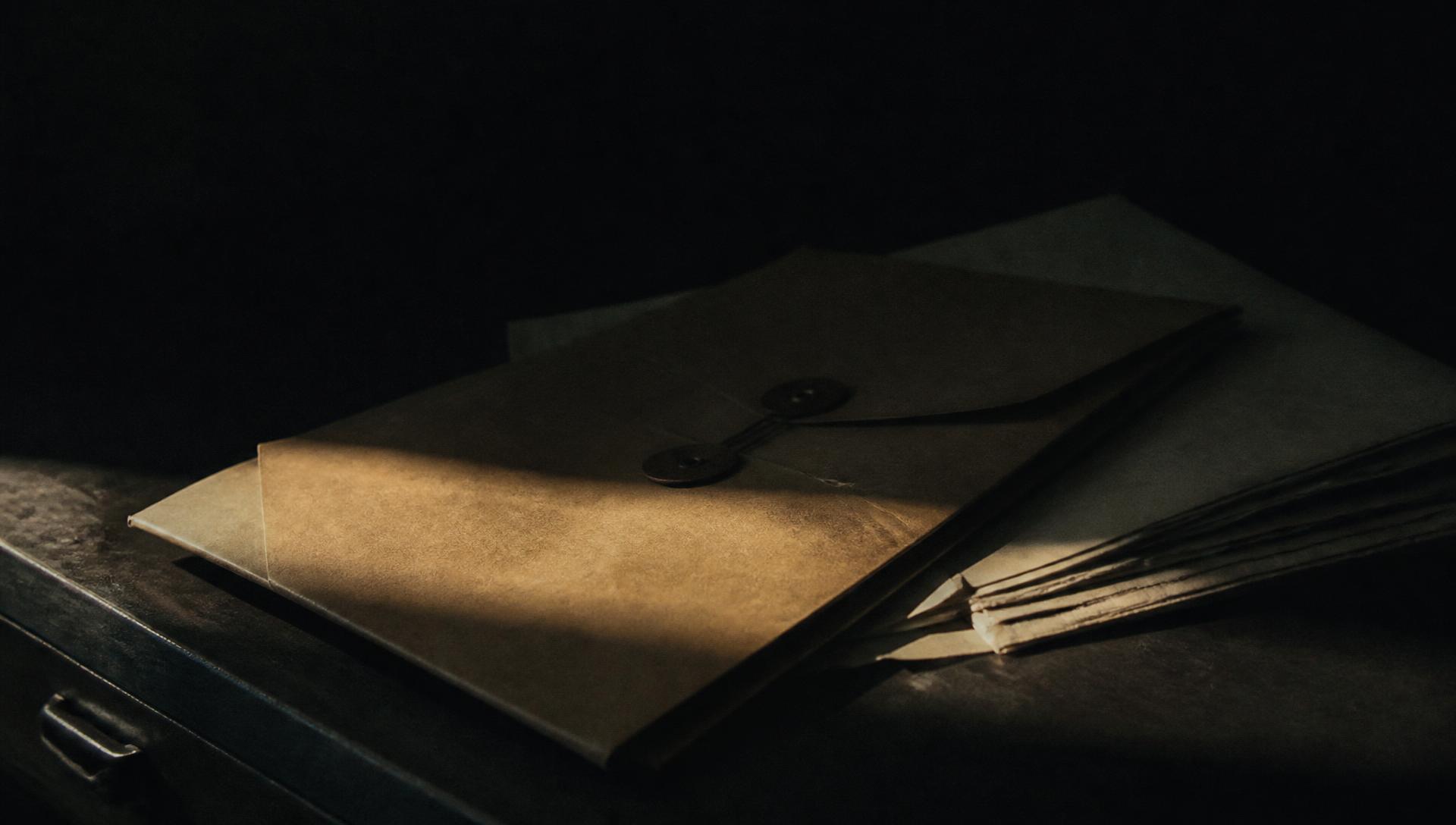 Dossiê confidencial lacrado sob um facho de luz